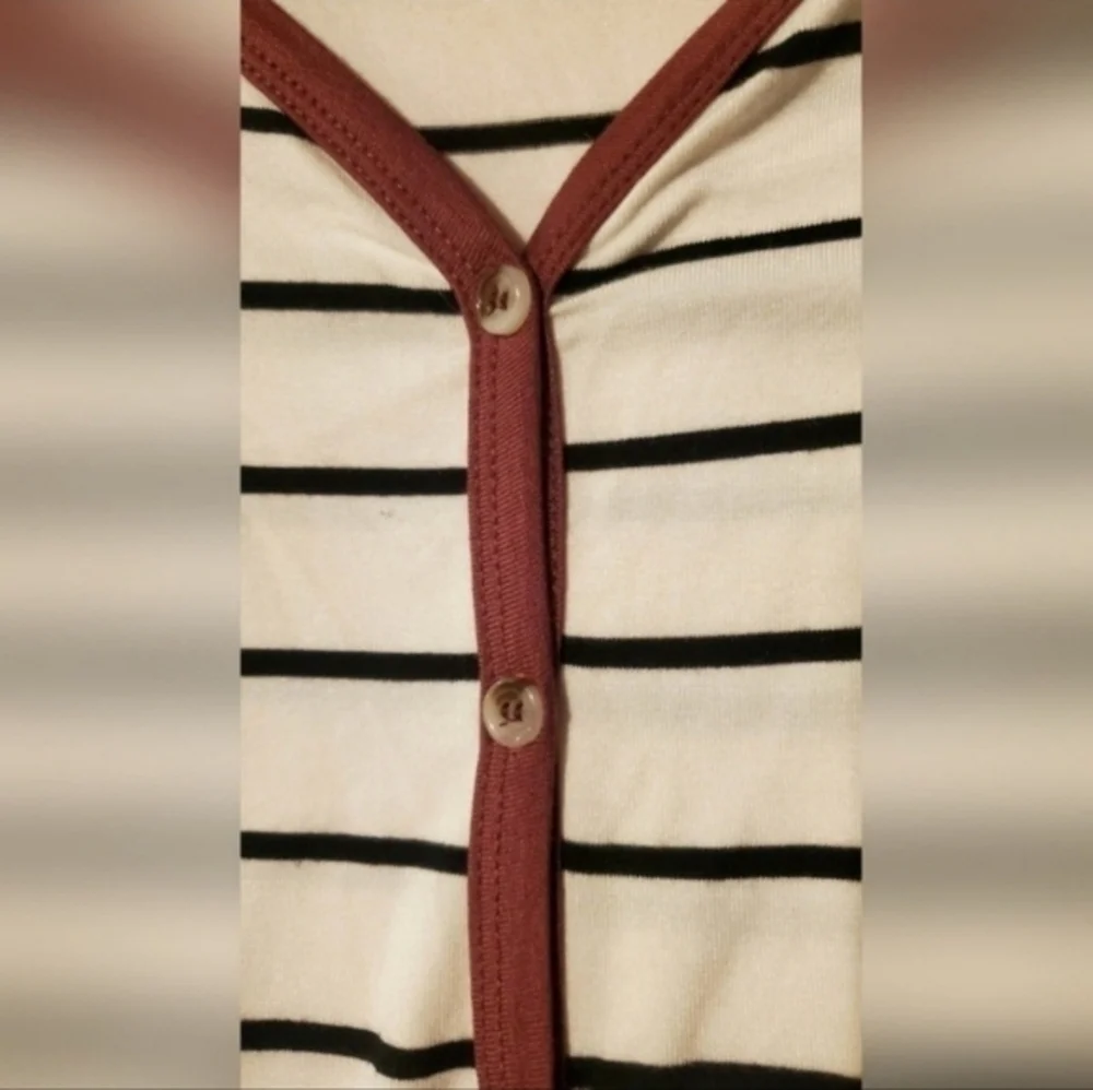 Women's Ivory Striped Tie Front V-Neck‎ Top. Size Small
